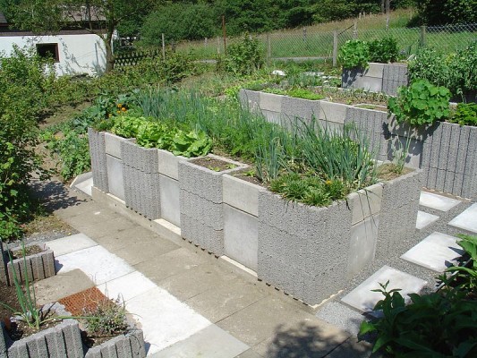 Build a cheap, easy raised garden bed with these common materials